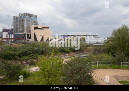 West Ham United's London Stadium und andere Gebäude, wie man sie von der Waterden Road, Stratford, East London, über die Gleise sieht. Stockfoto