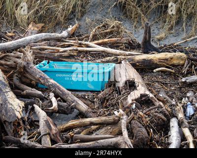 Abfälle aus der Kunststofffischerei wurden an einem Strand an der Westküste, einer Südinsel, Aotearoa/Neuseeland angespült. Stockfoto