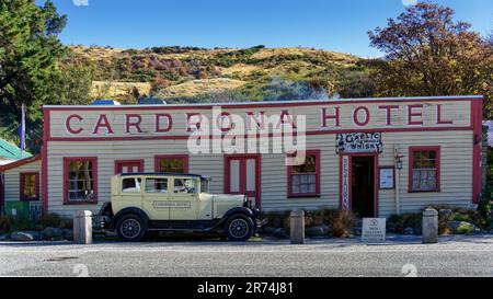 Cardrona, Otago / Aotearoa / Neuseeland - 13. Mai 2021: Das Cardrona Hotel mit Oldtimer parkt draußen. Stockfoto