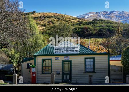 Cardrona, Otago / Aotearoa / Neuseeland - 13. Mai 2021: Der alte allgemeine Handelsladen und das Post- und Telegrafenbüro. Stockfoto