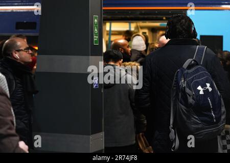 London, Vereinigtes Königreich - 01. Februar 2019: Passagiere, die an einem kalten Abend am Bahnhof London Bridge aus der U-Bahn aussteigen, CL Stockfoto