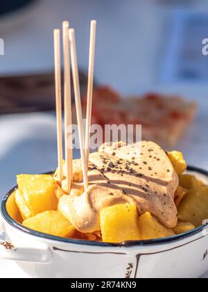 Eine Nahaufnahme von Patatas Bravas in einer Tapas Bar Stockfoto