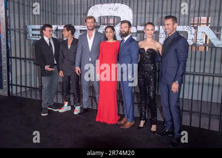 New York, USA. 12. Juni 2023. New York, USA. 12. Juni 2023. NEW YORK, NEW YORK - 12. JUNI: (L-R) Anthony Russo, Adam Bessa, Chris Hemsworth, Golshifteh Farahani, Sam Hargrave, Orga Kurylenko und Daniel Bernhadt nehmen an der Netflix-Premiere „Extraction 2" in New York am 12. Juni 2023 beim Jazz at Lincoln Center in New York City Teil. Kredit: Ron Adar/Alamy Live News Kredit: Ron Adar/Alamy Live News Stockfoto