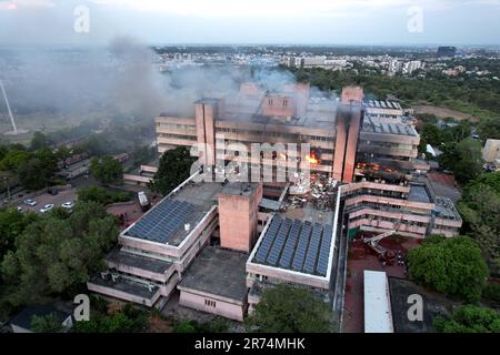 Bhopal, Indiens Madhya Pradesh-Staat. 12. Juni 2023. Flammen und Rauch kommen aus einem Gebäude in Bhopal, der Hauptstadt des indischen Bundesstaates Madhya Pradesh, am 12. Juni 2023. Kredit: Str/Xinhua/Alamy Live News Stockfoto