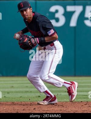 Juni 12 2023 Palo Alto CA USA Stanford Infielder Temo Becerra (27) spielt während des NCAA Super Regional Baseballspiels zwischen Texas Longhorns und dem Stanford Cardinal im Klein Field/Sunken Diamond in Palo Alto Calif Thurman James/CSM Stockfoto