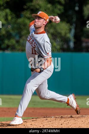 Juni 12 2023 Palo Alto CA USA Texas Pitcher Tanner Witt (11) liefert den Ball während des NCAA Super Regional Baseballspiels zwischen Texas Longhorns und dem Stanford Cardinal im Klein Field/Sunken Diamond in Palo Alto Calif Thurman James/CSM Stockfoto