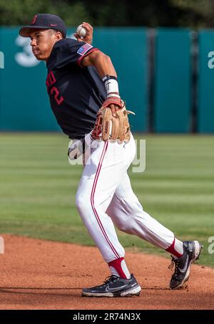 Juni 12 2023 Palo Alto CA USA Stanford Infielder Drew Bowser (2) spielt während des NCAA Super Regional Baseballspiels zwischen Texas Longhorns und dem Stanford Cardinal im Klein Field/Sunken Diamond in Palo Alto Calif. Im Feld Thurman James/CSM Stockfoto