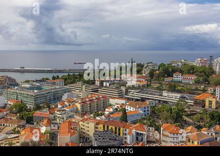 Der moderne Teil von Funchal mit seinem Hafen von einem Hügel in der Nähe der Festung Sao Joao Baptista do Pico aus gesehen Stockfoto