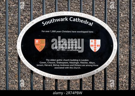 London, Vereinigtes Königreich - 6. Juni 2023: Das Schild für die Southwark Cathedral, die älteste gotische Kirche in London, befindet sich an der Southbank. Stockfoto