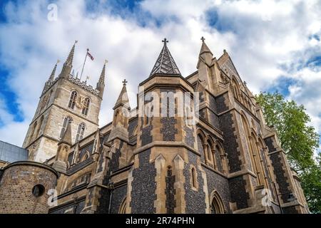 Southwark Cathedral an der southbank der Themse, London, Großbritannien. Dies ist die älteste gotische Kirche in London, mit Teilen des Bauwerks aus der Vergangenheit Stockfoto