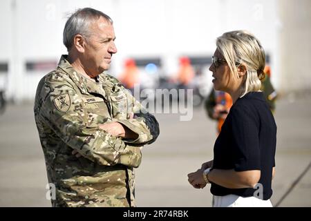 Generalverteidiger Michel Hofman und Verteidigungsminister Ludivine Dedonder, abgebildet bei der Abreise nach Amman, Jordanien, am Militärflughafen in Melbroek am Dienstag, den 13. Juni 2023. Der belgische König wird morgen das King Abdullah II Special Operations Training Center (KASOTC) in Jordanien besuchen. BELGA FOTO DIRK WAEM Stockfoto