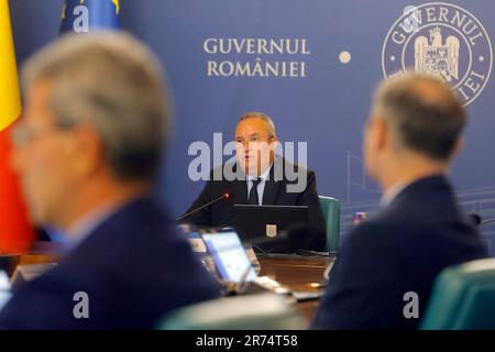 Bukarest, Rumänien. 11. Juni 2023. Der rumänische Premierminister Nicolae Ciuca leitet am 11. Juni 2023 ein Regierungstreffen im Victoria Palace in Bukarest, Rumänien. Der rumänische Ministerpräsident Nicolae Ciuca kündigte seinen Rücktritt am Montag an und sagte, er erwarte die Einweihung der neuen Regierung des Landes "bis Ende der Woche". Kredit: Cristian Cristel/Xinhua/Alamy Live News Stockfoto