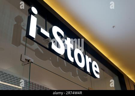 Berlin, Deutschland - 12. Juni 2023: Plakat i Store im Apple Store. Verkauf neuer Smartphones, Laptops, Computer und Geräte. Hochwertiges Foto Stockfoto