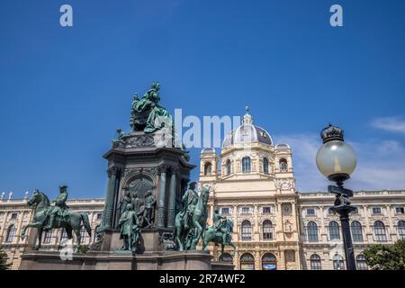 Das Denkmal der Kaiserin Maria Theresa mit dem Naturhistorischen Museum im Hintergrund, Wien, Österreich Stockfoto