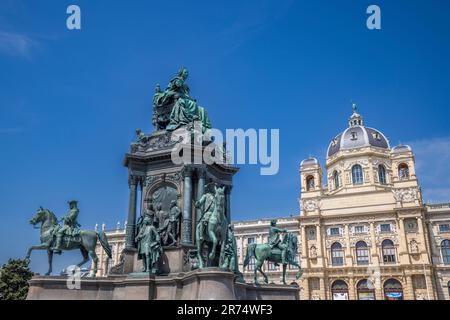 Das Denkmal der Kaiserin Maria Theresa mit dem Naturhistorischen Museum im Hintergrund, Wien, Österreich Stockfoto