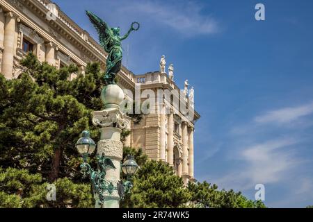 Eine Engelsstatue mit Kranz und Feder vor dem Naturhistorischen Museum am Maria-Theresien-Platz, Wien, Österreich Stockfoto