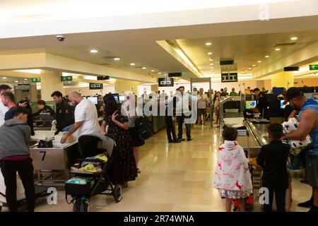 Leute passieren die Sicherheitskontrolle am Flughafen Cancun, Mexiko Stockfoto