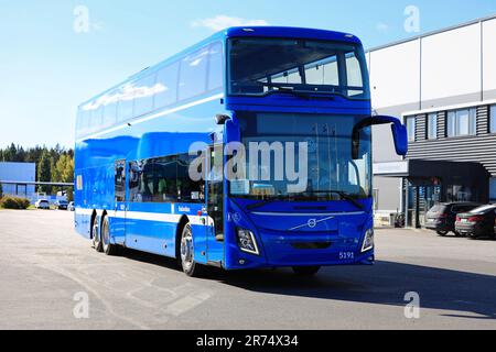 Blauer, mit Biodiesel betriebener Volvo 9700 DD Doppeldeckerbus unterwegs. Lieto, Finnland. 22. September 2022. Stockfoto