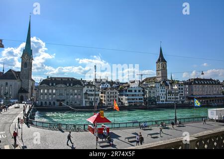 Fraümunster und Predigerkirche am Fluss Limmat in Züricher Altstadt - Schweiz Stockfoto