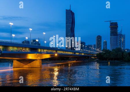 Am frühen Abend und die Reichsbrücke über die Donau zur Donauinsel, Wien, Österreich Stockfoto