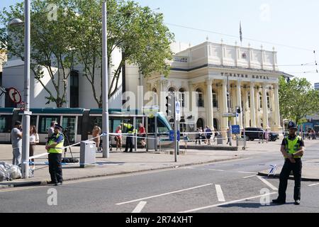 Polizeibeamte im Stadtzentrum von Nottingham, wie die Polizei mehrere Straßensperren in Nottingham eingerichtet hat, da sich die Beamten mit einem anhaltenden schweren Vorfall befassen. Das Nottingham Express Transit (NET) Tramnetz sagte, dass es alle Dienste wegen „großer Polizeivorfälle in der Stadt und den Vororten“ ausgesetzt hat. Foto: Dienstag, 13. Juni 2023. Stockfoto