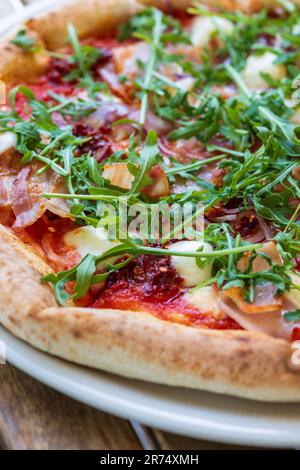 Frisch gebackene leckere Pizza auf Holztisch Stockfoto