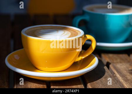 Zwei Tassen Cappuccino-Kaffee auf dem Restauranttisch Stockfoto
