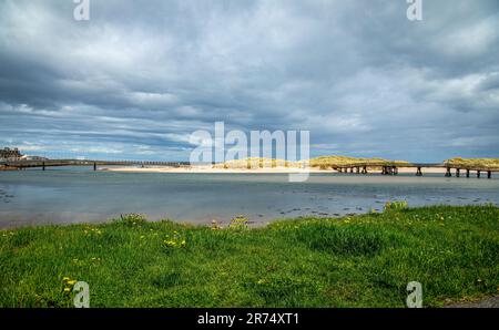 Eine malerische Küstenlandschaft mit zwei Brücken: Der neuen und der alten Brücke in Lossiemout Stockfoto