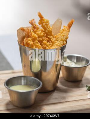 Gebratene Garnelen in Tempura-Portion auf dem Restauranttisch Stockfoto