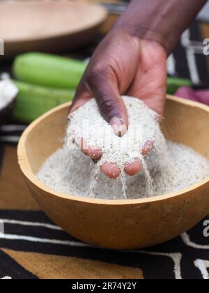 Teff Corn aus Afrika, alternatives glutenfreies Mehl zum Backen und Kochen. Über ein typisches afrikanisches Muster und Gemüse. Stockfoto