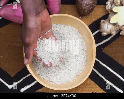 Teff Corn aus Afrika, alternatives glutenfreies Mehl zum Backen und Kochen. Über ein typisches afrikanisches Muster und Gemüse. Stockfoto