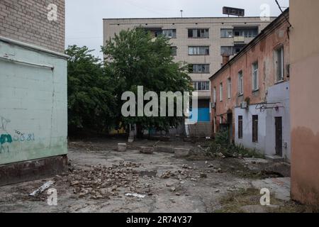 KHERSON, UKRAINE - 12. Juni 2023: Chaos und Zerstörung auf den Straßen von Kherson Stockfoto