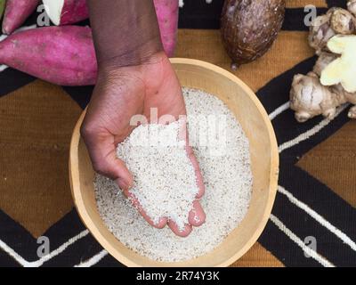 Teff Corn aus Afrika, alternatives glutenfreies Mehl zum Backen und Kochen. Über ein typisches afrikanisches Muster und Gemüse. Stockfoto