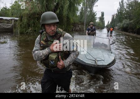 KHERSON, UKRAINE - 12. Juni 2023: Freiwillige helfen aktiv bei der Rettung der Einwohner Stockfoto