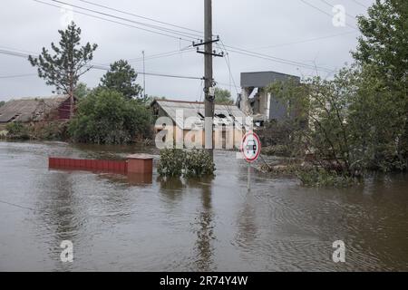 KHERSON, UKRAINE - 12. Juni 2023: Überflutete Straßen von Kherson Stockfoto