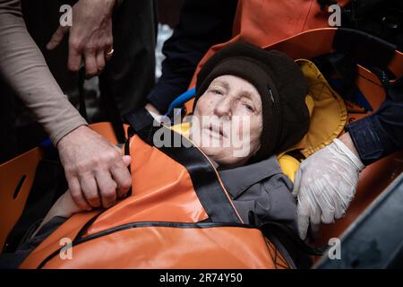 KHERSON, UKRAINE - 12. Juni 2023: Die gerettete ältere hilflose Frau wird im Rettungsboot gesehen. Stockfoto