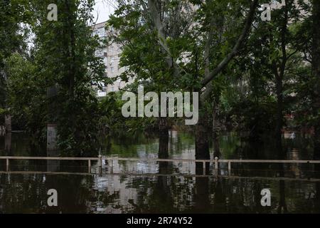 KHERSON, UKRAINE - 12. Juni 2023: Überflutete Straßen von Kherson Stockfoto