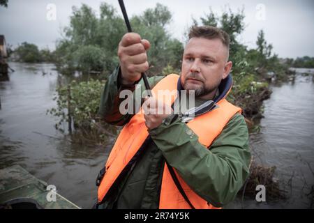 KHERSON, UKRAINE - 12. Juni 2023: Freiwillige helfen aktiv bei der Rettung der Einwohner Stockfoto