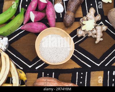 Teff Corn aus Afrika, alternatives glutenfreies Mehl zum Backen und Kochen. Über ein typisches afrikanisches Muster und Gemüse. Stockfoto