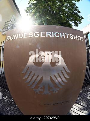 13. Juni 2023, Baden-Württemberg, Karlsruhe: Ein Schild mit einem Bundesadler und den Worten Bundesgerichtshof vor dem Bundesgerichtshof (BGH). Das Kartellgremium der BGH hat sein Urteil darüber gefällt, inwieweit der Deutsche Fußballverband (DFB) in das lukrative Geschäft der Spieleragenten eingreifen darf. Foto: Uli Deck/dpa Stockfoto