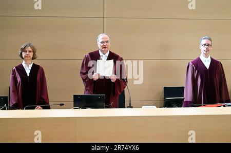 13. Juni 2023, Baden-Württemberg, Karlsruhe: Das Kartellgremium beim Bundesgerichtshof (BGH), (l-r) Stefanie Roloff, Wolfgang Kirchhoff (Vorsitzender) und Mathias Kochendörfer, geben das Urteil darüber bekannt, inwieweit sich der Deutsche Fußballverband (DFB) in das lukrative Geschäft der Spielervertreter einmischen kann. Foto: Uli Deck/dpa Stockfoto