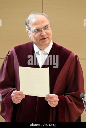 13. Juni 2023, Baden-Württemberg, Karlsruhe: Wolfgang Kirchhoff, Vorsitzender des Kartellgremiums beim Bundesgerichtshof (BGH), gibt das Urteil darüber bekannt, inwieweit der Deutsche Fußballverband (DFB) in die lukrativen Geschäfte der Spieleragenten eingreifen darf. Foto: Uli Deck/dpa Stockfoto