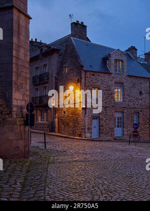 Abendliche Atmosphäre in der historischen Altstadt von Dinan - Département Côte-d'Armor, Bretagne, Frankreich Stockfoto