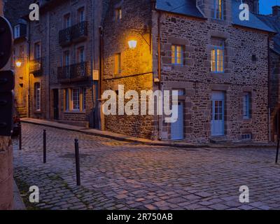 Abendliche Atmosphäre in der historischen Altstadt von Dinan - Département Côte-d'Armor, Bretagne, Frankreich Stockfoto