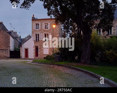 Abendliche Atmosphäre in der historischen Altstadt von Dinan - Département Côte-d'Armor, Bretagne, Frankreich Stockfoto