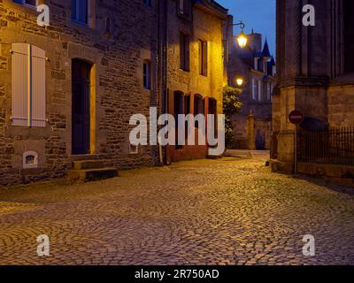 Abendliche Atmosphäre in der historischen Altstadt von Dinan - Département Côte-d'Armor, Bretagne, Frankreich Stockfoto