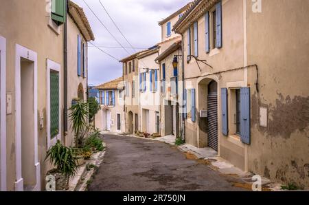 Dorfstraße in Bages. Die Gemeinde befindet sich im regionalen Naturpark Narbonnaise en Méditerranée. Stockfoto