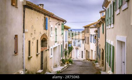 Dorfstraße in Bages. . Die Gemeinde befindet sich im regionalen Naturpark Narbonnaise en Méditerranée. Stockfoto