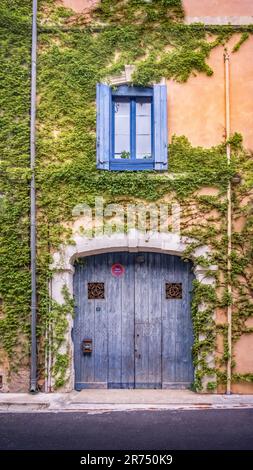 Hausfassade in Bages. Die Gemeinde befindet sich im regionalen Naturpark Narbonnaise en Méditerranée. Stockfoto