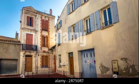 Gasse in der Altstadt von Narbonne. Stockfoto